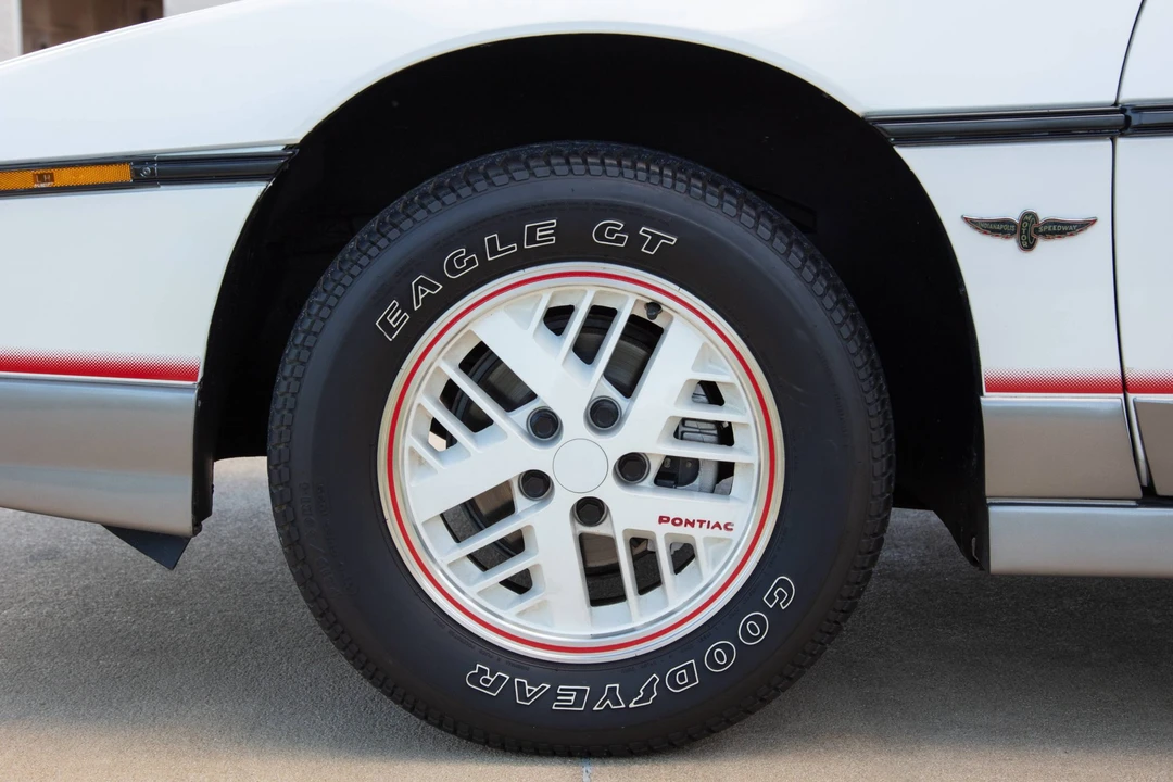 1984 Pontiac Fiero - Image 23 of 31