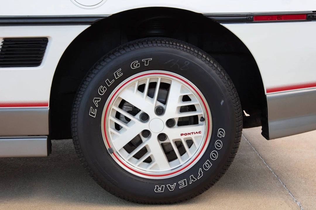 1984 Pontiac Fiero - Image 22 of 31