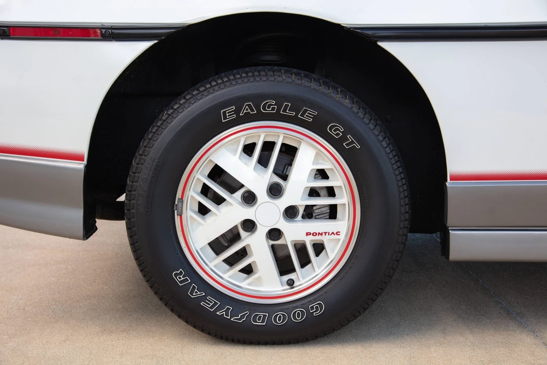 1984 Pontiac Fiero - Image 20 of 31
