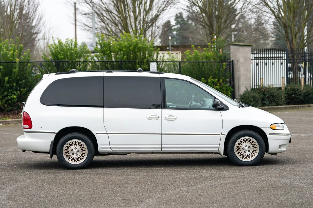 1997 Chrysler Town & Country - Image 5 of 31