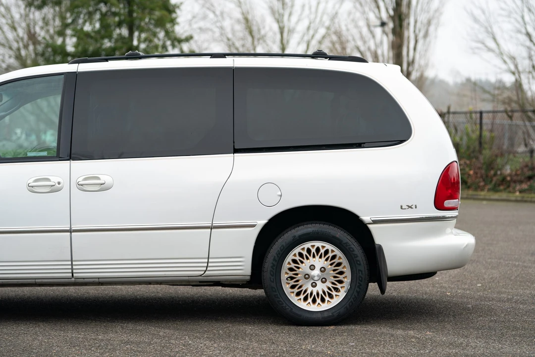 1997 Chrysler Town & Country - Image 18 of 31