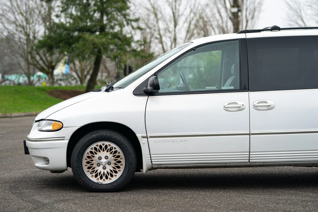 1997 Chrysler Town & Country - Image 17 of 31