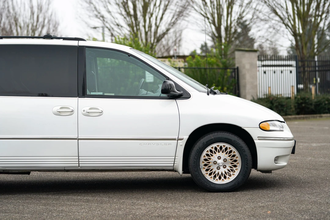 1997 Chrysler Town & Country - Image 16 of 31