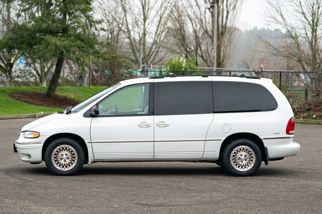 1997 Chrysler Town & Country - Image 9 of 31