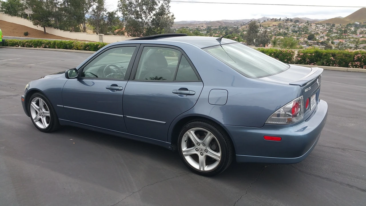 2005 Lexus IS 1st Gen - Image 23 of 31