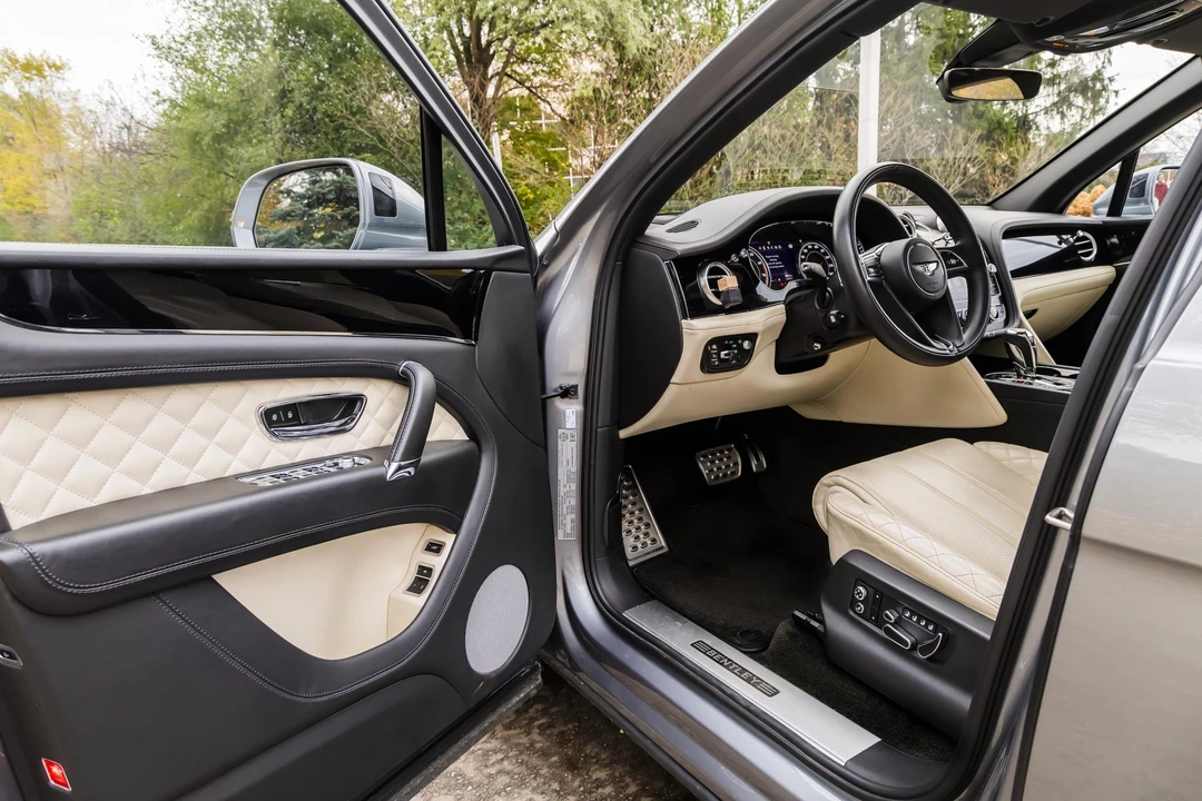 2017 Bentley Bentayga - Image 29 of 31
