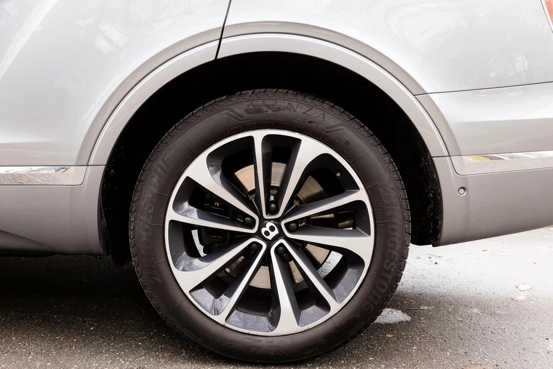 2017 Bentley Bentayga - Image 26 of 31