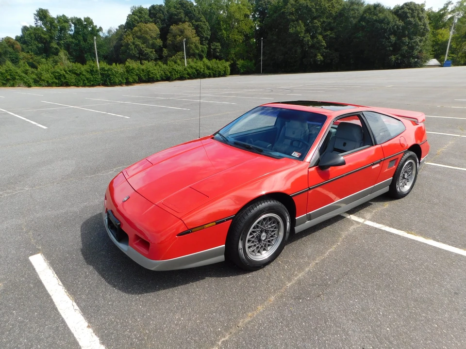 1986 Pontiac Fiero GT - Image 10 of 31