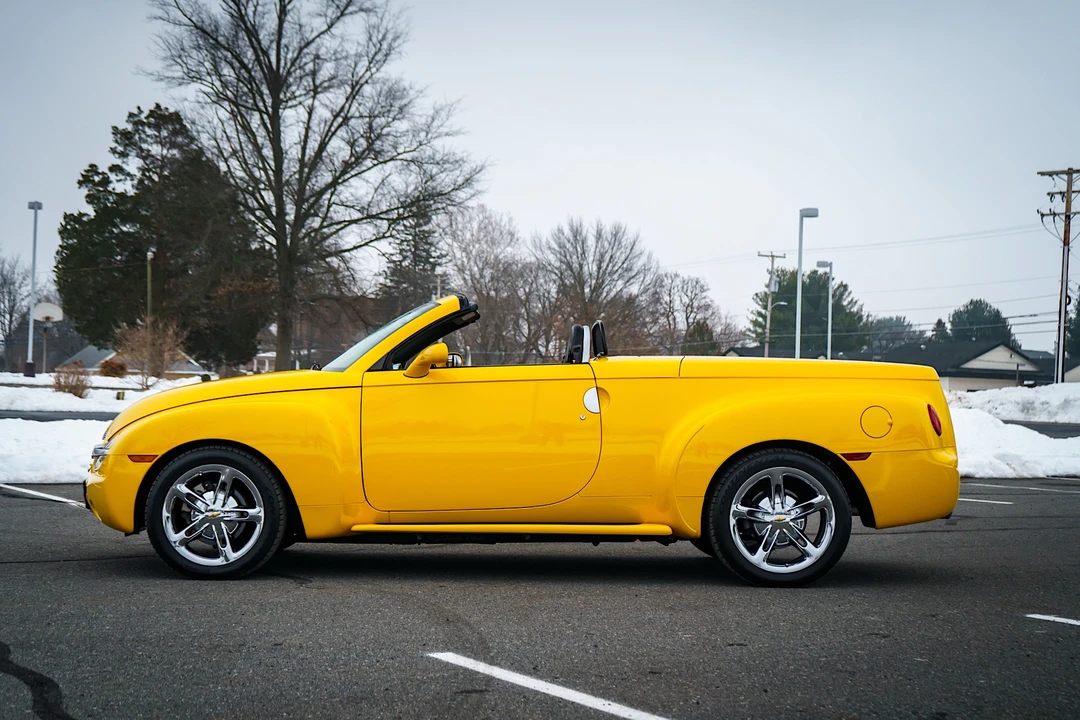 2004 Chevrolet SSR - Image 8 of 31