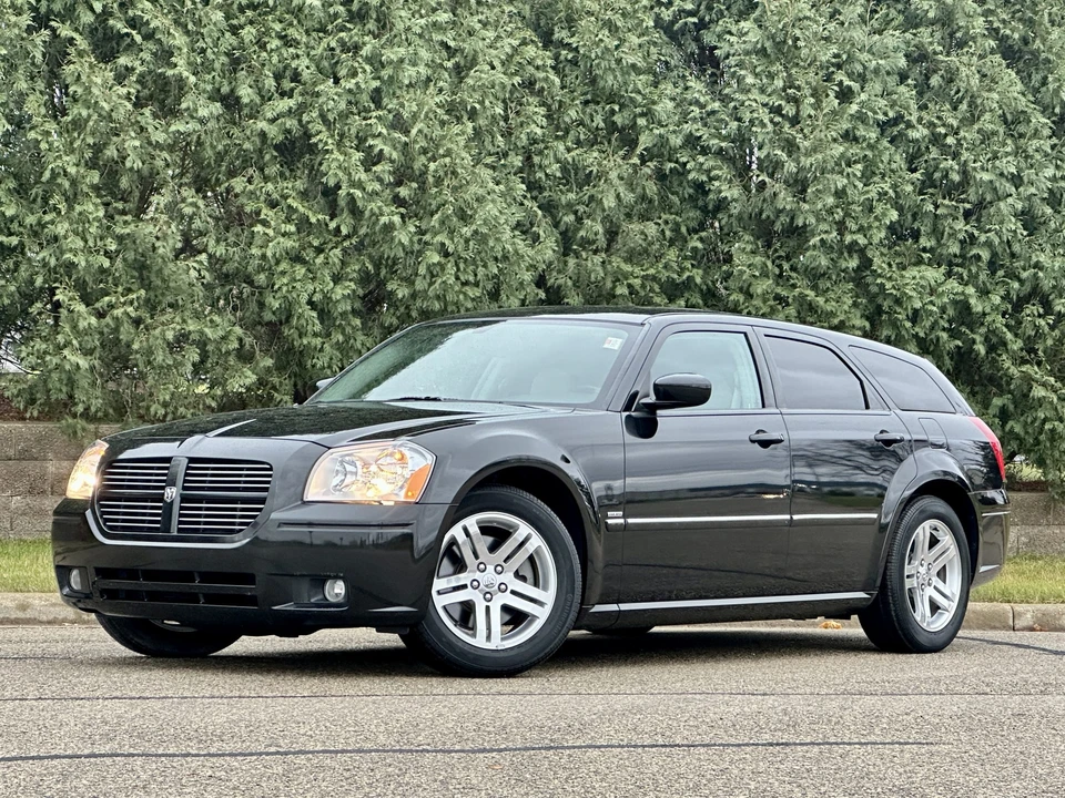 2005 Dodge Magnum 2nd Gen Wagon - Image 2 of 31