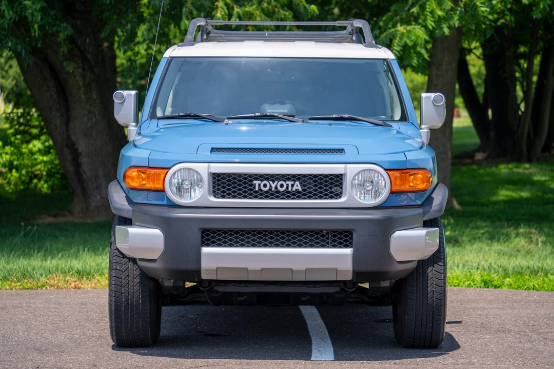 2013 Toyota FJ Cruiser - Image 2 of 31