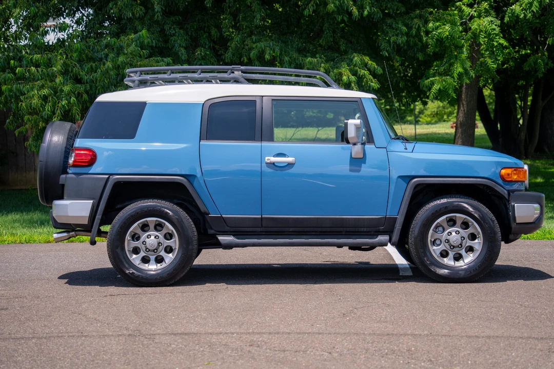 2013 Toyota FJ Cruiser - Image 8 of 31