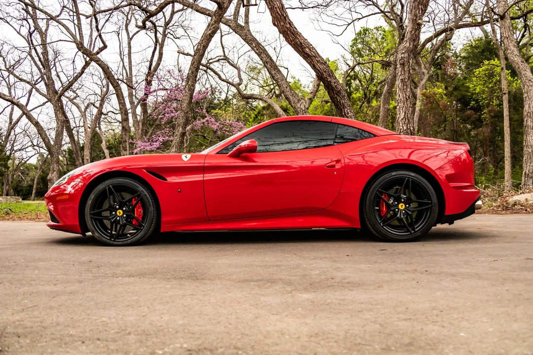2017 Ferrari California T - Image 2 of 31