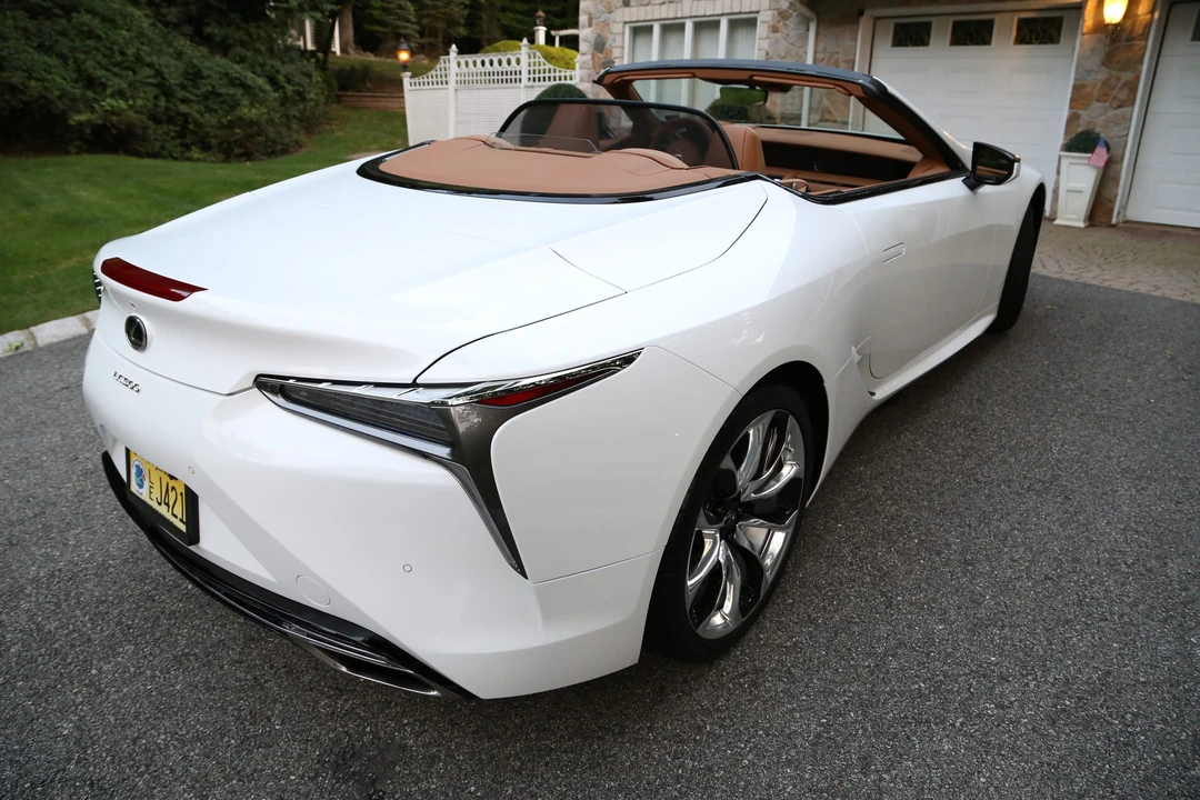 2021 Lexus LC - Image 16 of 31