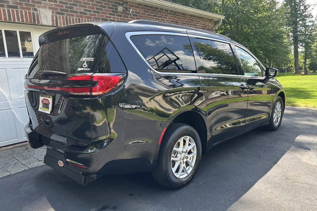 2022 Chrysler - Image 15 of 31