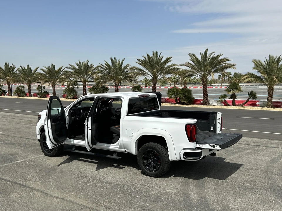 2023 GMC Sierra 5th Gen - Image 15 of 31