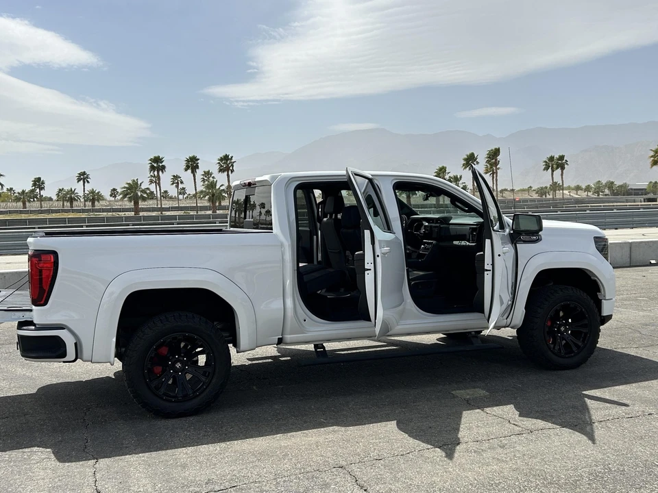 2023 GMC Sierra 5th Gen - Image 13 of 31