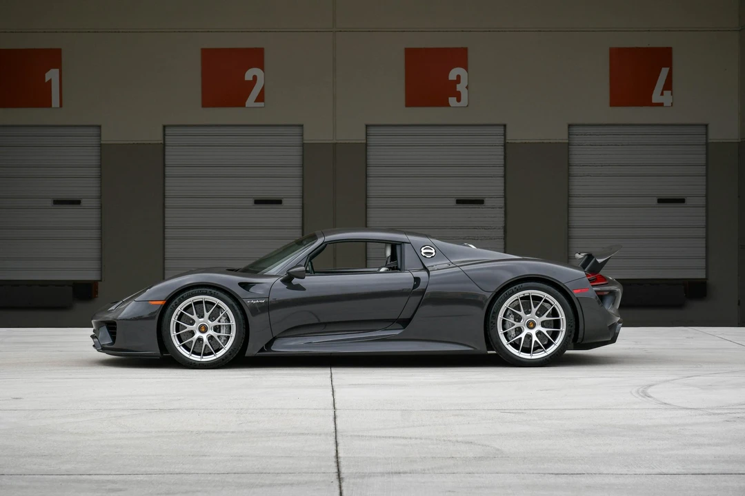2015 Porsche 918 Spyder - Image 10 of 31