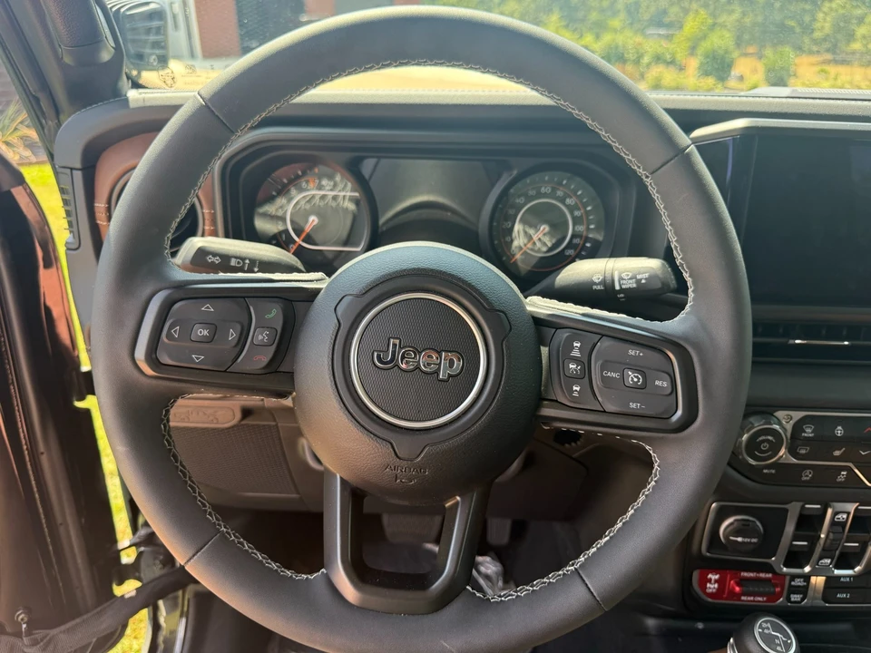 2025 Jeep JT Gladiator - Image 29 of 31