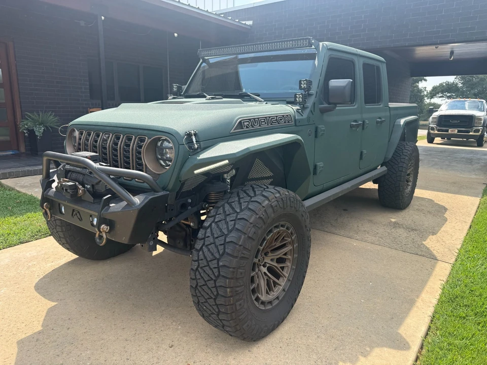 2025 Jeep JT Gladiator - Image 2 of 31