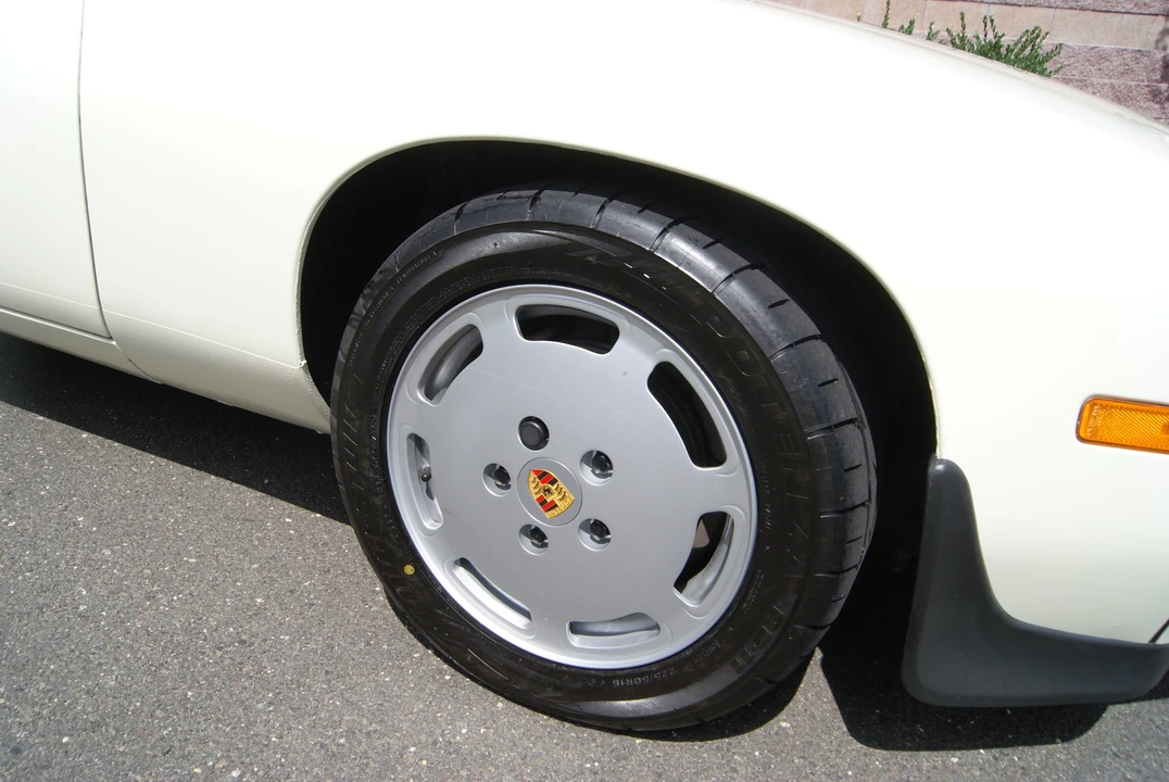 1984 Porsche 928 S - Image 14 of 31