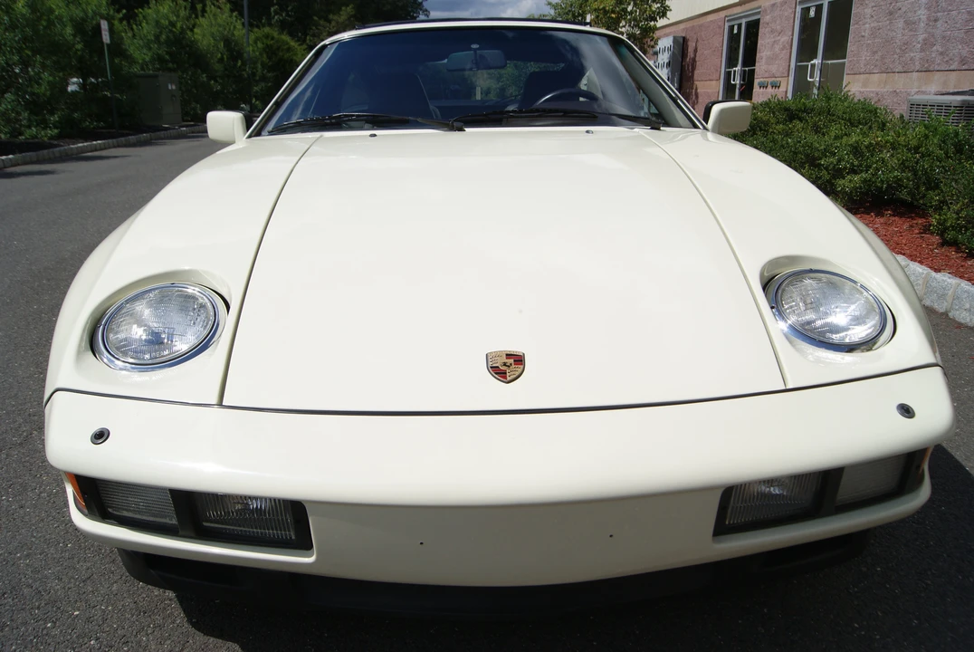 1984 Porsche 928 S - Image 8 of 31