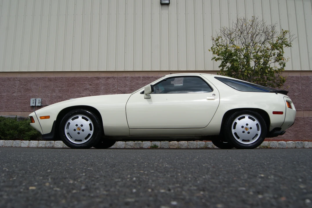 1984 Porsche 928 S - Image 7 of 31