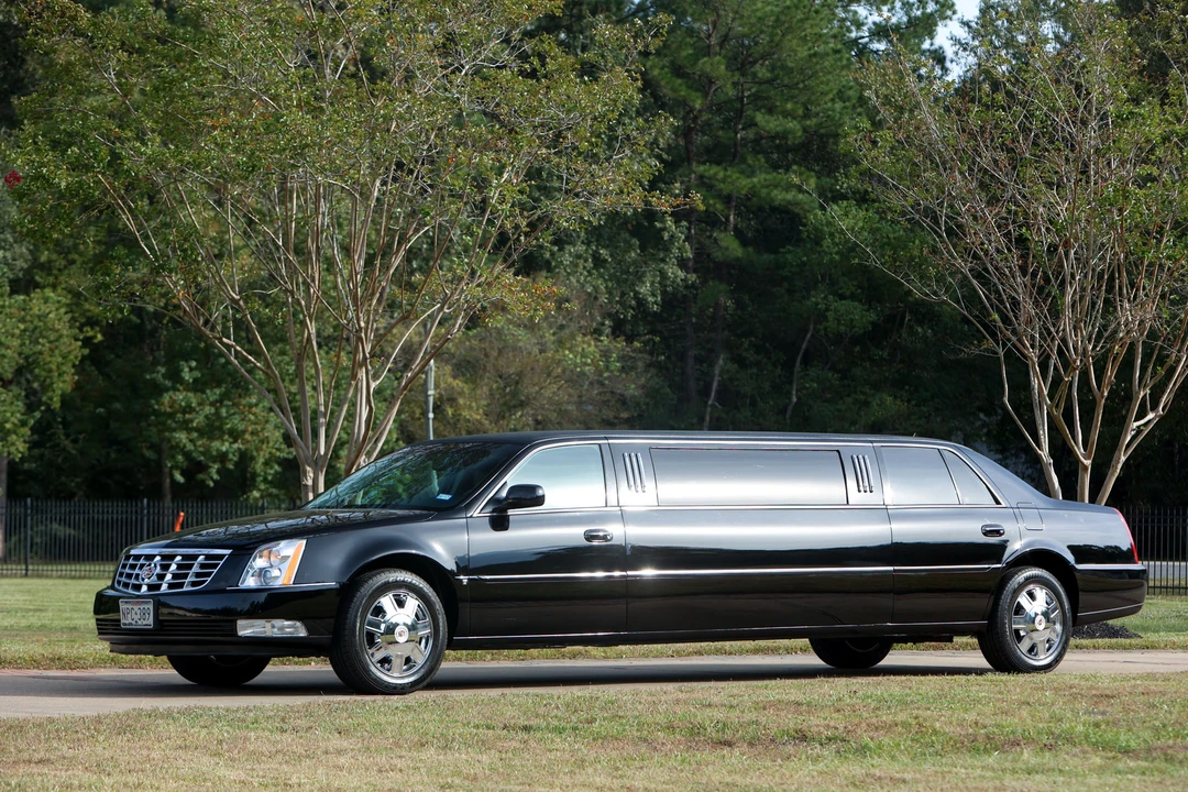 2008 Cadillac DTS - Image 2 of 31