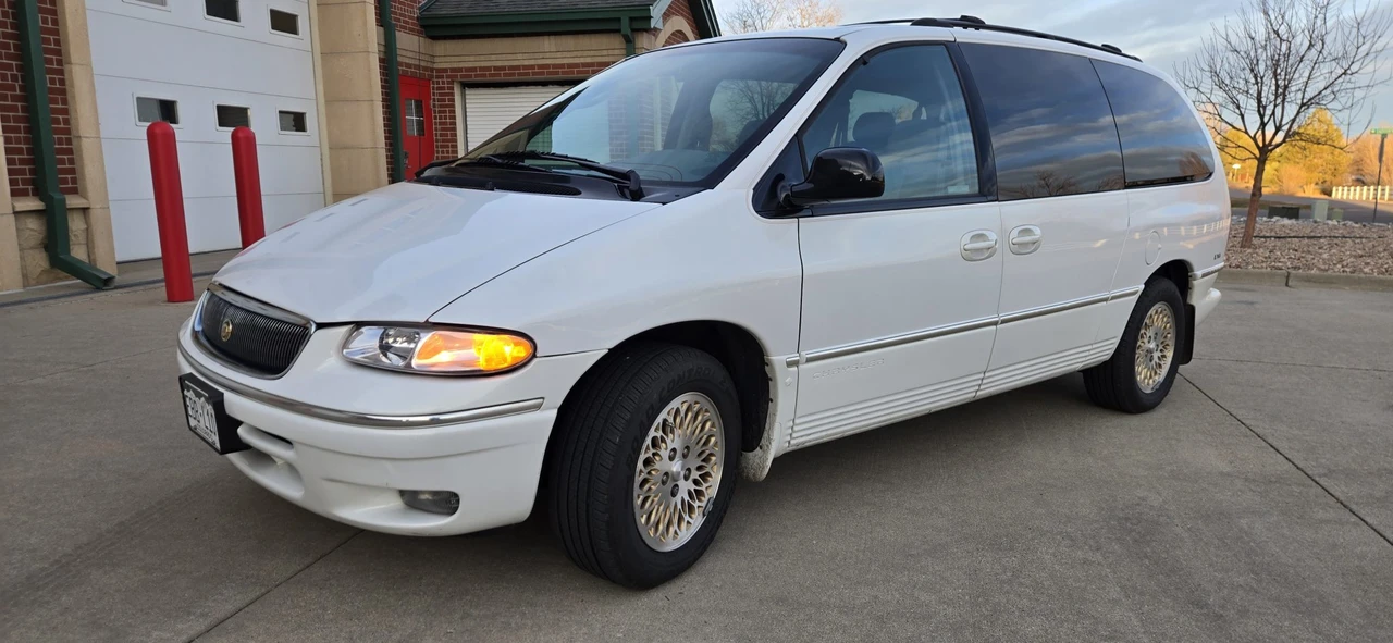 1997 Chrysler Town & Country - Image 2 of 31