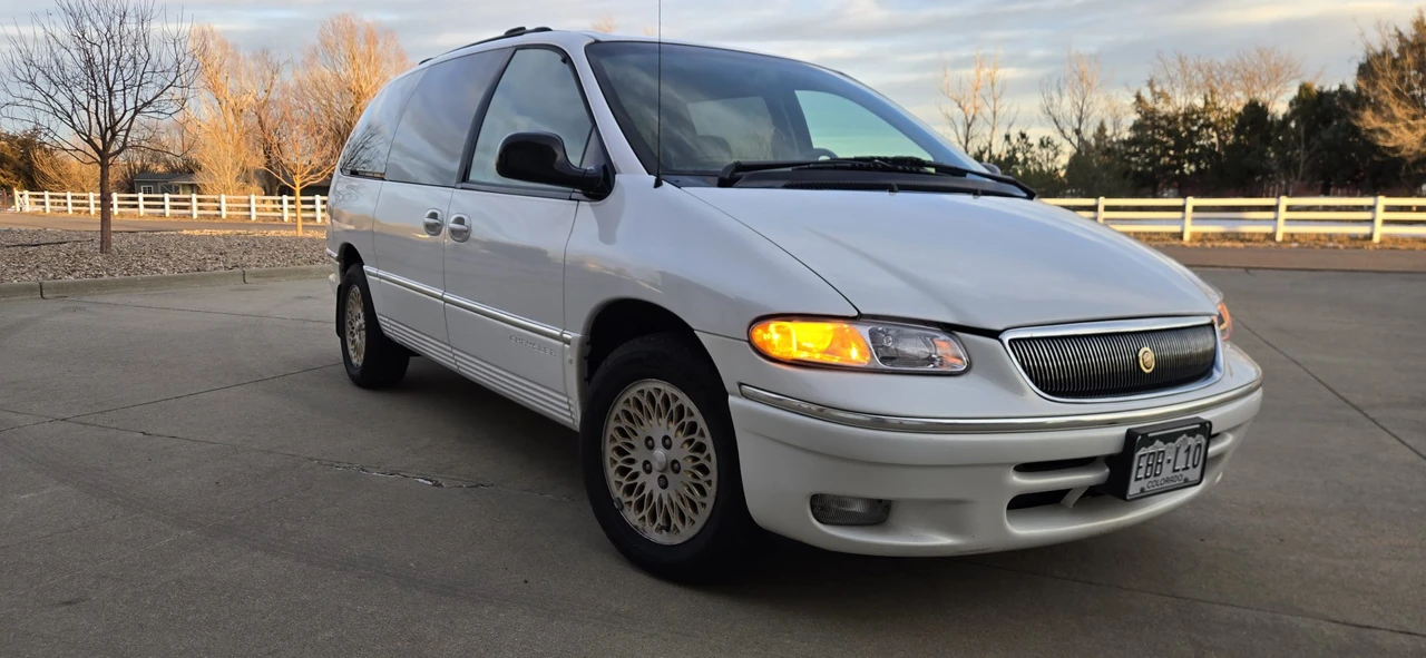 1997 Chrysler Town & Country - Image 4 of 31