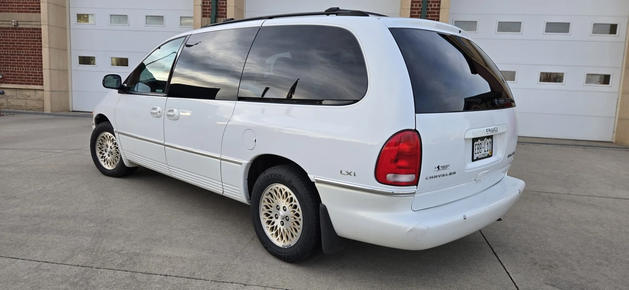 1997 Chrysler Town & Country - Image 10 of 31