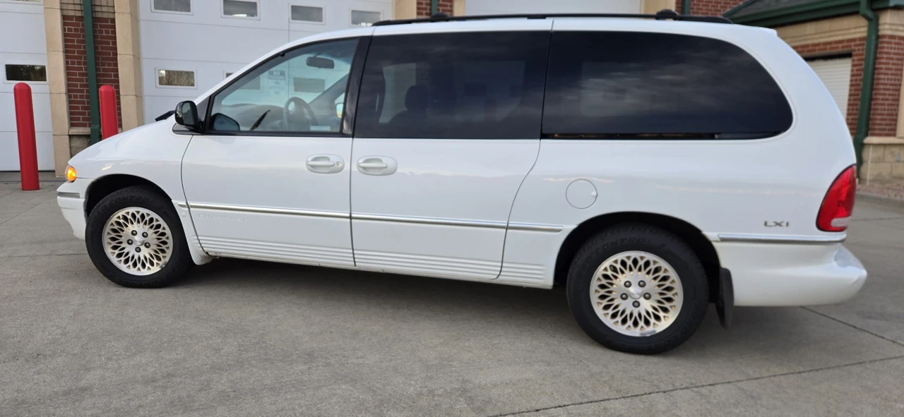 1997 Chrysler Town & Country - Image 11 of 31