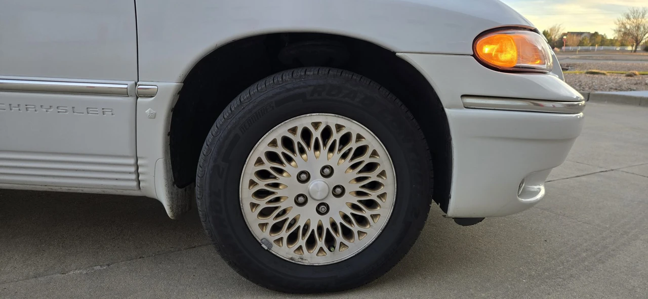 1997 Chrysler Town & Country - Image 29 of 31