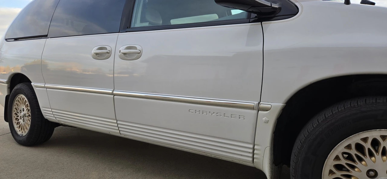 1997 Chrysler Town & Country - Image 16 of 31