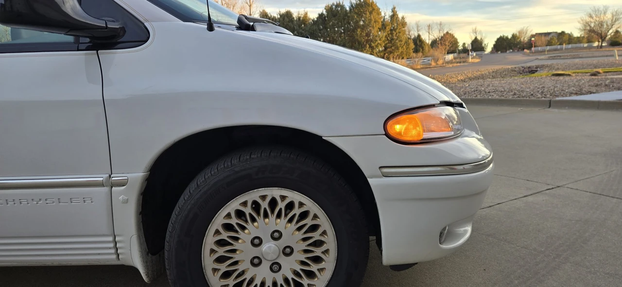 1997 Chrysler Town & Country - Image 19 of 31