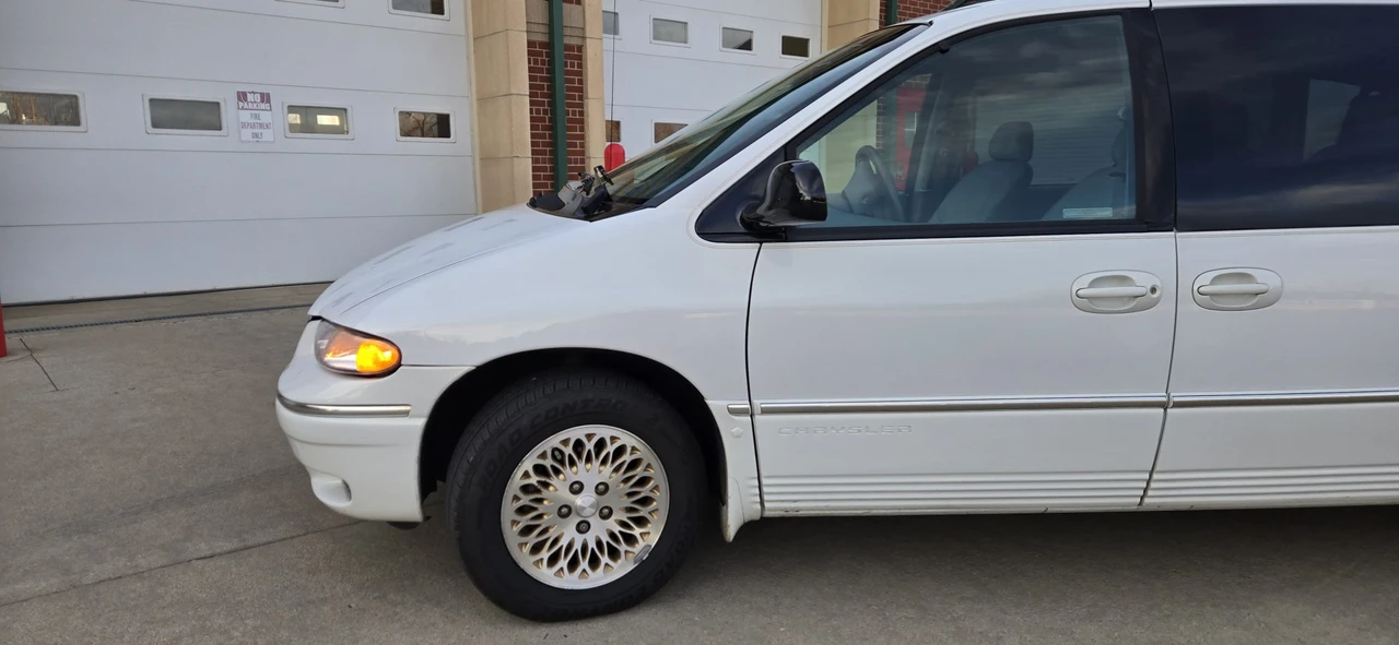 1997 Chrysler Town & Country - Image 14 of 31