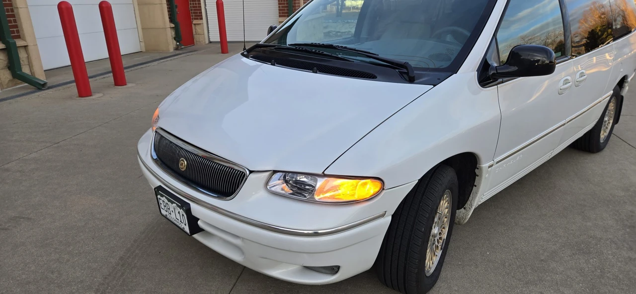 1997 Chrysler Town & Country - Image 13 of 31
