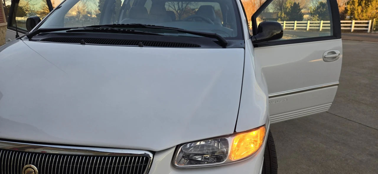 1997 Chrysler Town & Country - Image 22 of 31