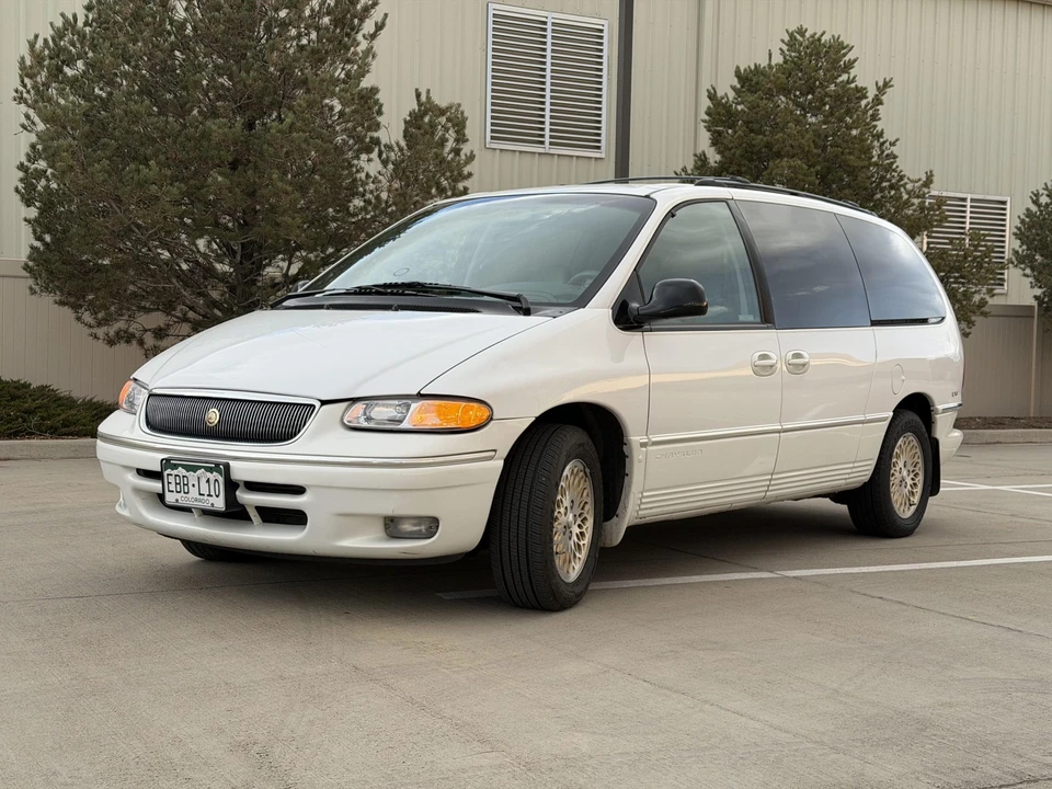 1997 Chrysler Town & Country - Image 3 of 31