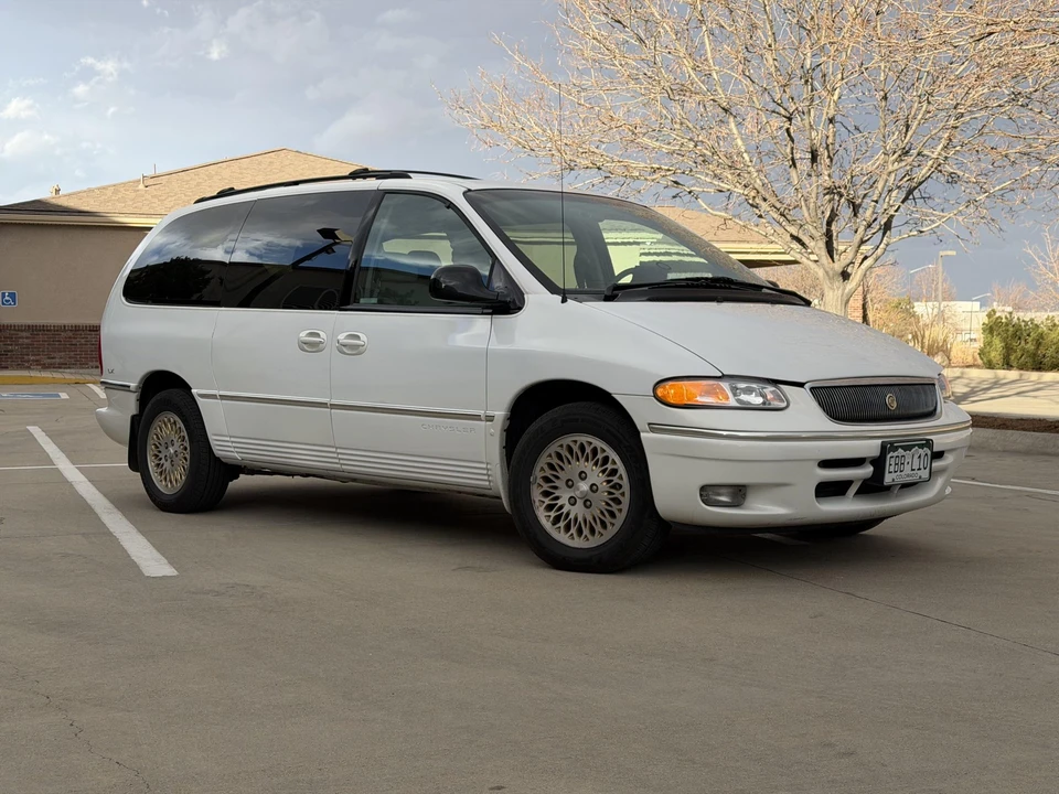1997 Chrysler Town & Country - Image 5 of 31