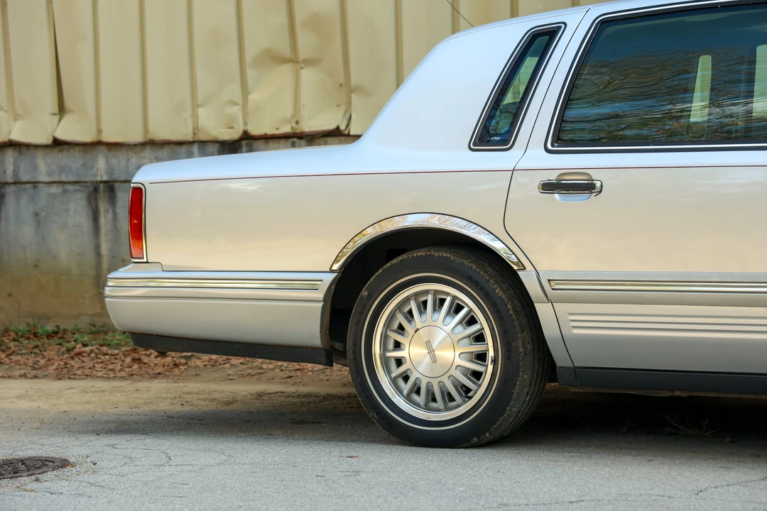 1996 Lincoln Town Car - Image 11 of 31