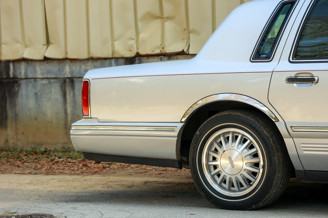 1996 Lincoln Town Car - Image 12 of 31