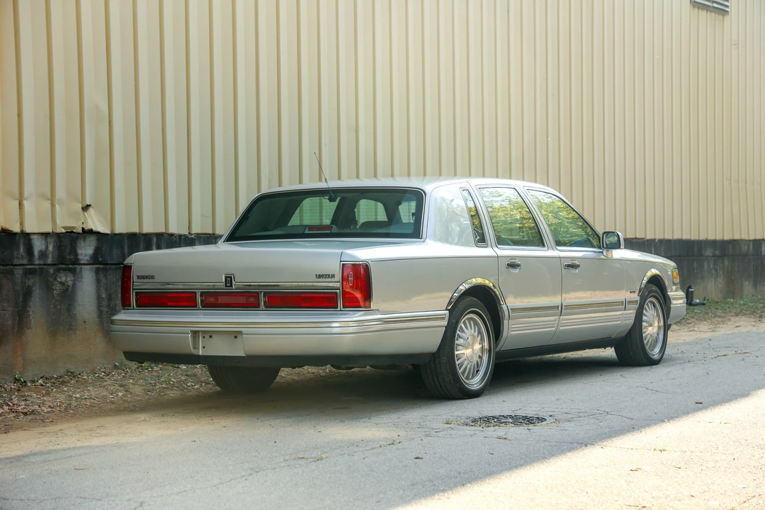 1996 Lincoln Town Car - Image 4 of 31