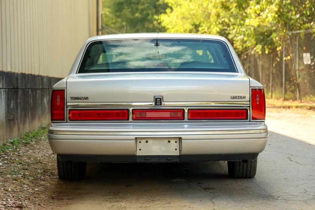 1996 Lincoln Town Car - Image 13 of 31
