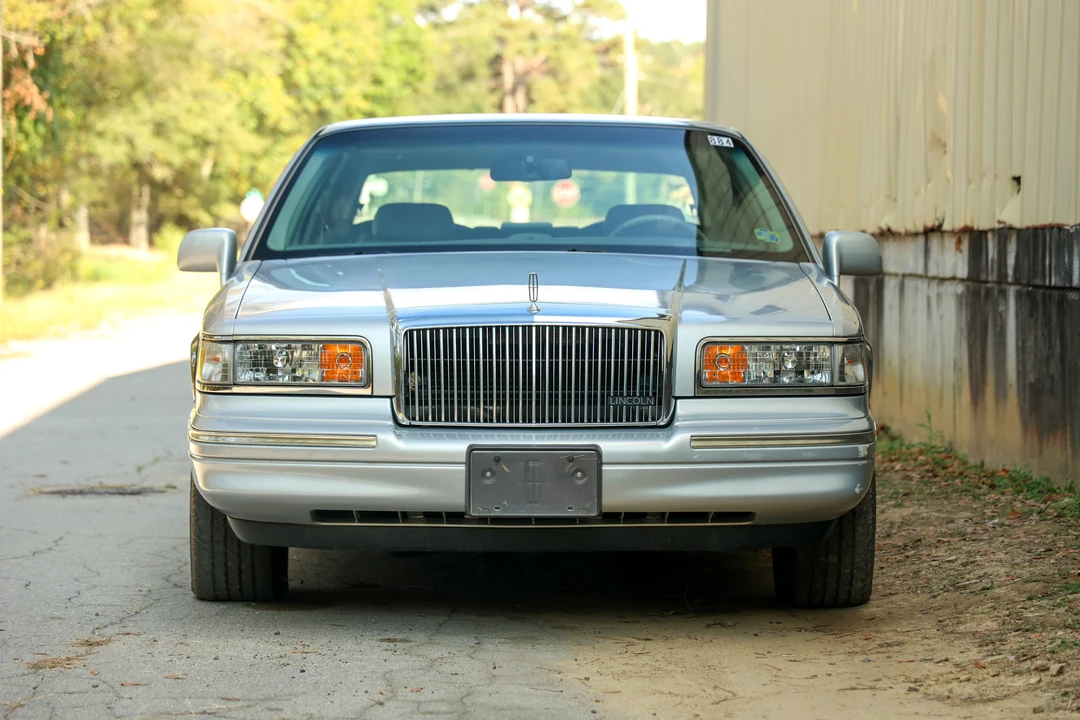 1996 Lincoln Town Car - Image 2 of 31
