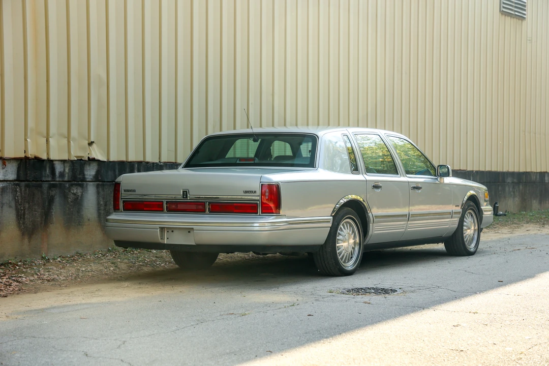 1996 Lincoln Town Car - Image 5 of 31