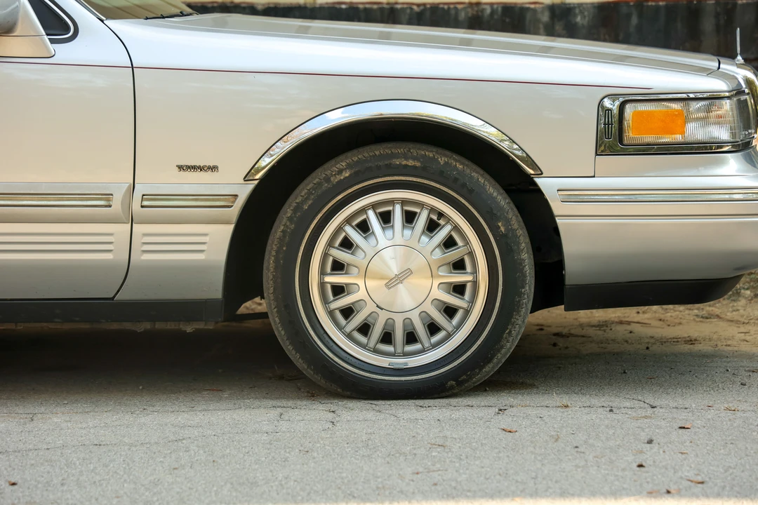 1996 Lincoln Town Car - Image 8 of 31