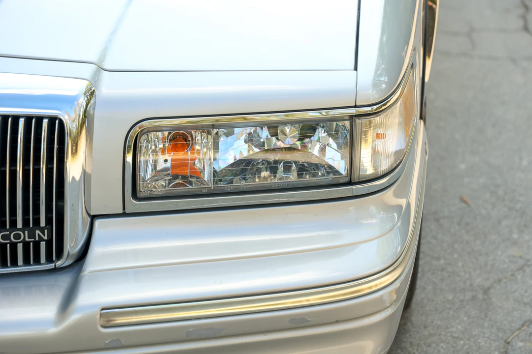 1996 Lincoln Town Car - Image 27 of 31