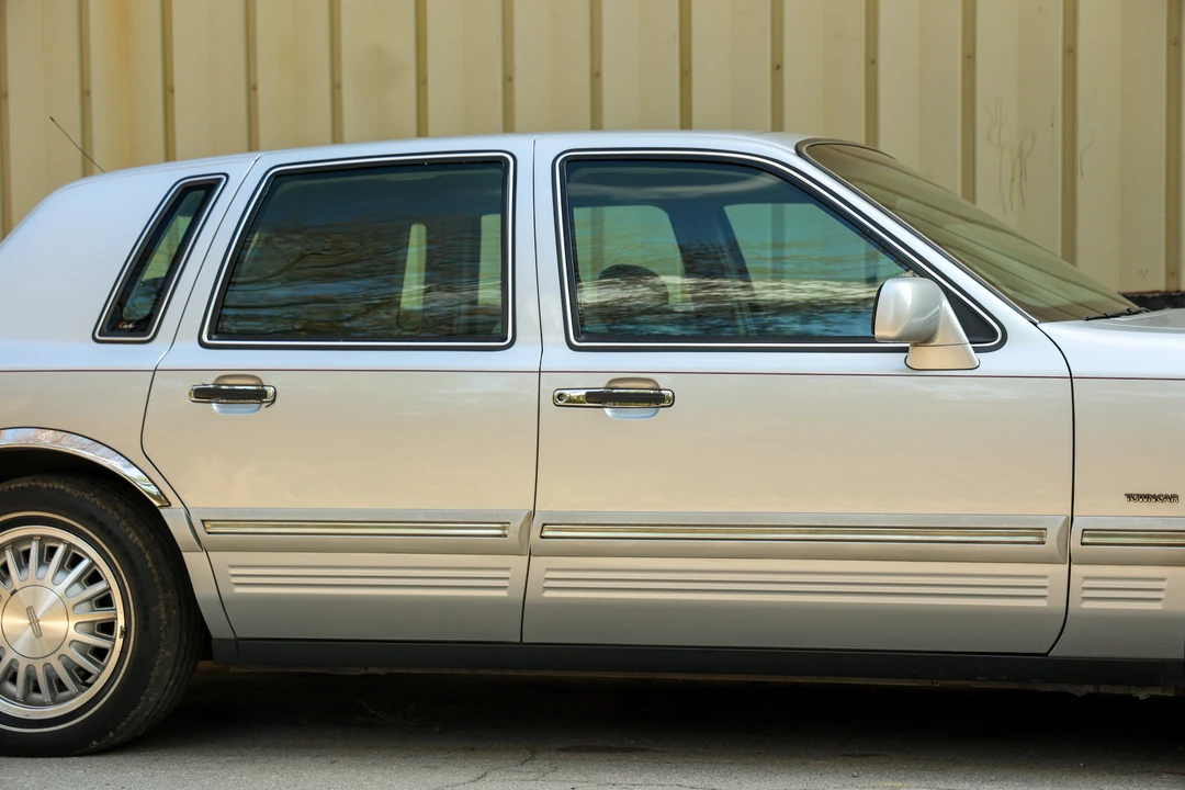 1996 Lincoln Town Car - Image 10 of 31
