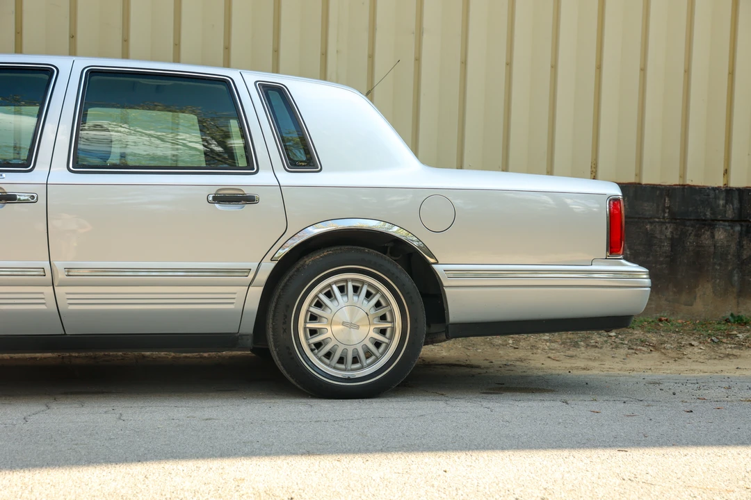 1996 Lincoln Town Car - Image 18 of 31